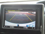 【リアカメラ】リバースに入れるだけで後方の映像が映ります。安全確認や、狭い駐車場での車庫入れ、雨の日や夜間など視界の悪い時に便利です。安全にバックする為には欠かせない装備です。