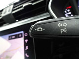 居眠り運転やわき見運転など、万が一車両が道路白線をはみだしそうになると、車がハンドルを自動修正してくれるアウディレーンアシストが装備されております。