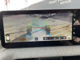 インビジブルフードビュー機能付。クルマの下が透けてみえるような映像を確認しながら、障害物への接触を未然に防ぎます。