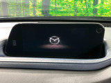 【8.8インチマツダコネクト】車内の雰囲気にマッチした大型のディスプレイ。スマホ接続でのナビ使用やBluetooth再生等、様々な機能が楽しめます。直感的なダイヤル操作が可能で、使い勝手も良好です。