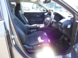 体が沈み込まないちょうどいい固さのシートなので、長時間の運転も疲れづらいんですよ♪足元もすっきりと広いです!