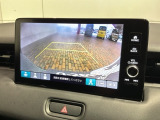 リバースギアに入れるだけで後方の表示へ切り替わります。夜間や雨の日の駐車も楽になりますよ。