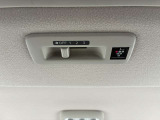 車内の空気を循環し後席まで素早く快適にしてくれるシーリングファン(プラズマクラスター搭載)♪暑い季節もムラなく涼しく、快適さがUP!エアコン前に扇風機を置くと効率が良いと言われる、あの発想ですw