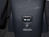 充電用USB端子付き。スマートフォンなどの充電に便利です。