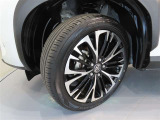 純正アルミホイールです。サイズは215/50R18です。