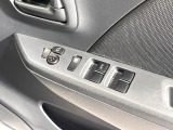 【電動格納ミラー】サイドミラーは電動格納式となっており、狭い駐車場でもキズがつくリスクを抑えられます。