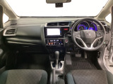 車内は光触媒抗菌消臭施工済です。インパネ周りはスタイリッシュなデザインです。グローブボックスやカップホルダーのほかにトレーなどたくさんの収納スペースが付いています。