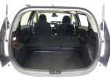 セカンドシートを倒した状態です。セカンドシートは独立可倒、荷物に合わせてラゲッジスペースをアレンジできます。