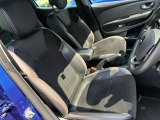 ルノー・スポールの専用チューニングによって、スポーツ性溢れる走行性能と硬すぎない乗り味が高次元で融合