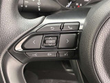 運転中、オーディオの操作をしてて、ハッとしたことはありませんか?ステアリングスイッチは、運転中でもハンドルでオーディオの操作が可能です。安全なドライブをサポートします。