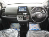 運転にかかわる様々な操作を安全に行えるように視点移動が少なく、操作性に配慮されたスイッチ類が凝縮されたコクピットです。