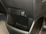 アクセサリーソケットはUSBのアダプターなどをつければ、スマホの充電にも使えます。周辺には物が置けるボックスがついています。