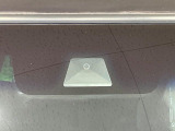 【ホンダセンシング】走行中に前方の車両等を認識し、衝突しそうな時は警報とブレーキで衝突回避と被害軽減をアシスト。より安全にドライブをお楽しみいただけます。