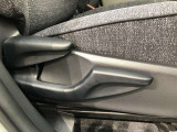 運転席シート座面は上下アジャスター付きです。お好みの位置に調整可能です。