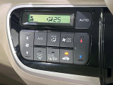 【オートエアコン】一度お好みの温度に設定すれば、車内の温度を検知し風量や温度を自動で調整。暑い&hellip;寒い&hellip;と何度もスイッチ操作をする必要はありません。快適な車内空間には必須の機能ですね♪