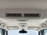 車内の空気を循環し後席まで素早く快適にしてくれるシーリングファン(プラズマクラスター搭載)♪暑い季節もムラなく涼しく、快適さがUP!エアコン前に扇風機を置くと効率が良いと言われる、あの発想ですw