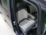程よい硬さとホールド性が高いシートで長時間運転も快適です。