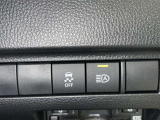 オートマチックハイビームとは、先行車や対向車のライトを認識し、ハイビームとロービームを自動で切り替える機能です。夜道の視界を確保します。詳細は販売店スタッフまでおたずねください。