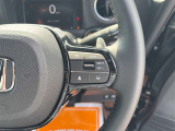 【クルーズコントロール】アクセル操作なしで一定速度を保つ機能。先行車との距離を自動調整する追従型が主流で、高速走行時の疲労を劇的に軽減します。長距離移動が多いお客様への商談では必須の快適装備です。