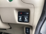 【両側パワースライドドア】両側がパワースライドドアになっており、運転席のスイッチやスマートキーのボタンからでも開閉が可能です!狭い駐車場でのお子様の乗り降りに便利です
