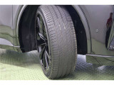 タイヤサイズはハイスペックな 235/45R21。