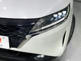 【LEDヘッドライト】悪天候や夜間走行時も良好な視界を確保し安心して運転できる高輝度LEDヘッドライトを装備!点灯速度が早く、消費電力も抑えられています。