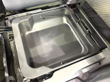 【シートアンダーボックス】シートの下に大容量の収納スペースが備わっており、靴や洗車グッズなど、外から見られたくないものをすっきり収納できて便利!