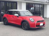 MINIのフロントグリルのデザインはイギリスで生まれた当初から、シルバーのサイドバーが折り重なった伝統的なデザインで御座います。その伝統はBMWのお車になってからでも少しずつ形を変えて守られております