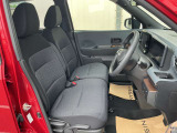 運転席まわりです。実際に座ってみて、乗り心地を体験してみてください。