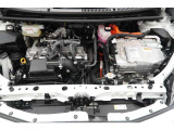 エンジンルームの樹脂部分は丁寧に磨いてツヤをだしています。当社の中古車のエンジンルームクリーニングはとても自信があります★