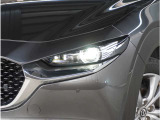 【LEDヘッドライト】悪天候や夜間走行時も良好な視界を確保し安心して運転できる高輝度LEDヘッドライトを装備。明るい上に点灯速度が早く消費電力も抑えられています。