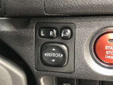 電動格納式ドアミラー付き。駐車場へ停めた時に、ボタン一つで左右のドアミラーをたたむ事ができます。