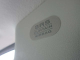 【サイドカーテンエアバッグシステム】 クルマの側面衝突事故の際、乗員の頭部への衝撃を和らげるために、サイドウィンドウ上部から飛び出してカーテンのように広がるエアバッグです。