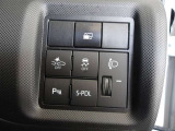 各操作スイッチは使いやすい位置に配置されており、快適な操作性の運転席です。ハンドルも綺麗に清掃済みです。