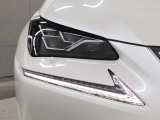 LEDヘッドランプにはアダプティブハイビームシステム「AHS」を採用。光検出カメラで車両検出をし、先行車や対向車に直接ハイビームを当てないように部分遮光します。