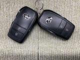 手荷物が多いときでも、スマートキーをバッグやポケットに携帯していれば、キーを取り出すことなくドアの解錠・施錠ができます