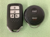 スマートキー付きですからドアロックの開閉およびエンジンスタートが楽々です。電動スライドドアの開け閉めもボタンで操作できます。加えて、純正リモコンエンジンスターター用の操作キーもついています。