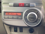 【オートエアコン】一度お好みの温度に設定すれば、車内の温度を検知し風量や温度を自動で調整。暑い&hellip;寒い&hellip;と何度もスイッチ操作をする必要はありません。快適な車内空間には必須の機能ですね♪