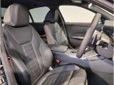 【コックピットシート】BMW車の主役席。車体中央にくる様に配置し車両重心とが一致する事でドライバーと車との一体感あるドライビングを実現。人間工学に基づき形成した形状が長時間のドライブ疲労も軽減します!