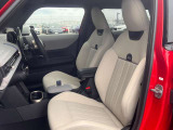 MINIの少し硬めのシートは乗り降りもしやすく、長距離ドライブでも疲れにくいように設計されております!