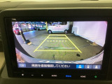 【リアカメラ】後方の距離感や障害物を、モニター越しにそっと教えてくれる機能です。見えにくい場所を確認できる安心感が、落ち着いたハンドル操作を支えます。