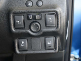 運転席右側にはエマージェンシーブレーキ、VDC、LDW(車線逸脱警報)等の操作スイッチが有ります。