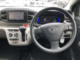 シンプルながら機能性あふれる運転席廻りです。視界性もよく、運転しやすいですよ。