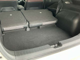 後席シートを倒すことで広々とした荷室になります。