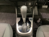 CVT車のセレクトレバーです。低速から高速まで、変速ショックのないスムーズな走りを実現するとともに、エンジン効率のよい領域を維持することで燃費にも貢献します。
