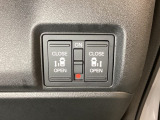 リアドアは乗り降りに便利な両側電動スライドドアです。また運転席に座っていながらスイッチ操作で自在にスライドドアを開け閉めできます。