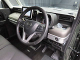 別角度からの運転席の画像です。ドリンクホルダーは重宝しますね♪