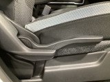 運転席にはドライバーの体型や好みに応じて前後方向だけでなく、高さの調整ができるシートリフターを装備!