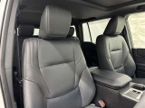 高いホールド性で運転姿勢が安定します。長距離ドライブでも疲れにくいのが魅力です。
