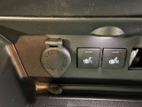 運転席の画像です。足元やシートまわりに余裕があり、リラックスした姿勢で運転が可能です。視界も良好で操作系へのアクセスもしやすく、快適で安心感のあるドライブをサポートします。